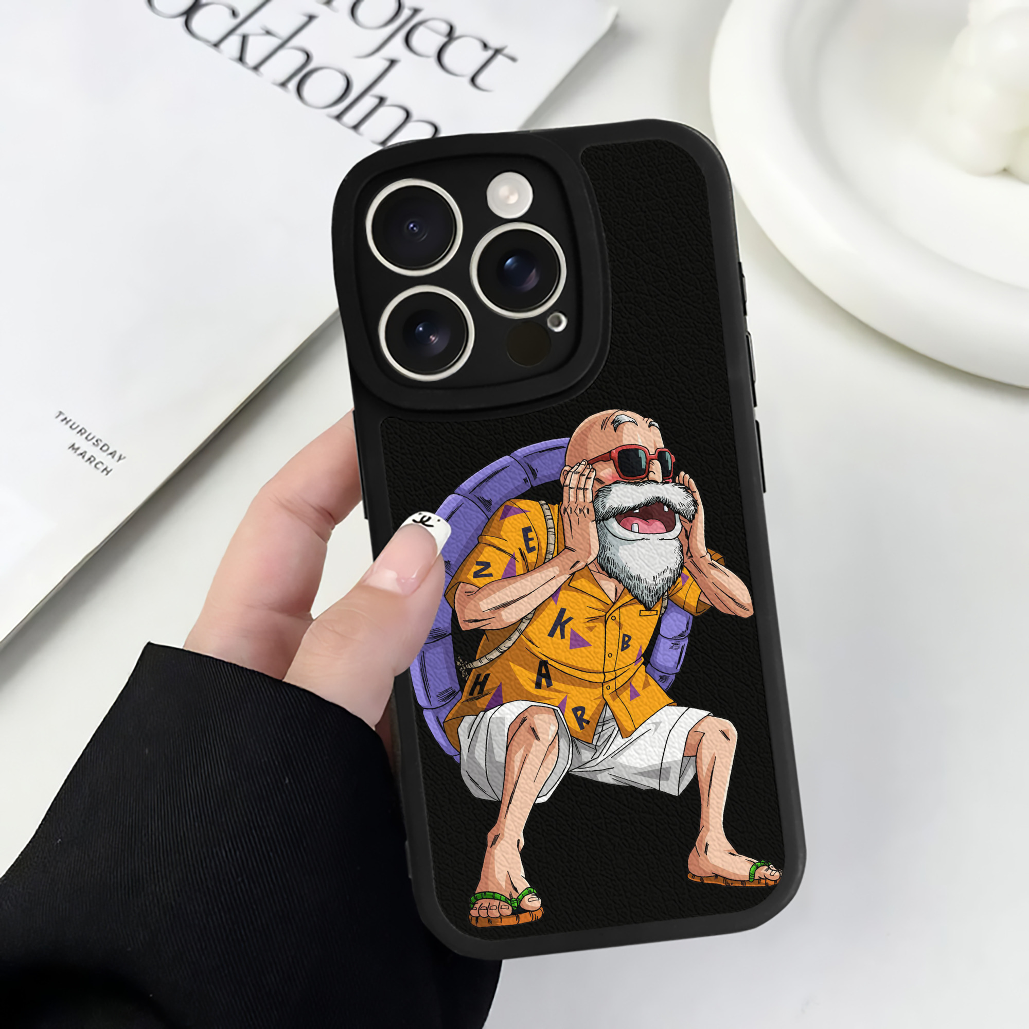（画像用） ドラゴンボール 亀仙人（かめせんにん） DRAGON BALL Master Roshi Kame Sennin 【iPhone 16シリーズ対応】シリコンスマホケース（レザー調） 材質：シリコン